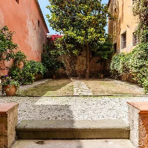 Hostly - Garden House Near The Tower - Historical House With Private Garden